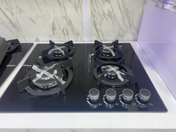 4 burner built in gas hob with 8mm tempered glass thickness and auto ignition 